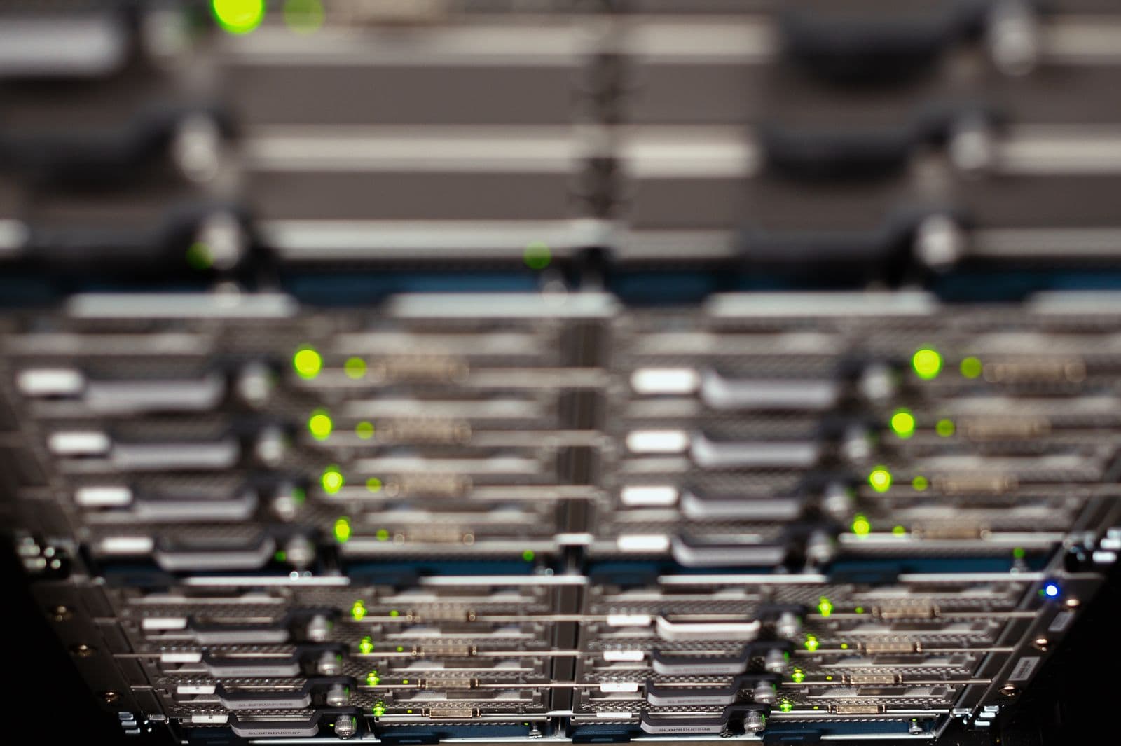 Server infrastructure in a data centre rack
